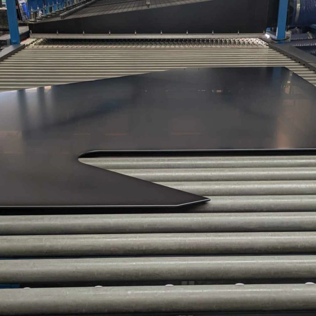 Vetro sagomato serigrafato e temperato per applicazione nautica: un ciclo completo firmato Zemburg